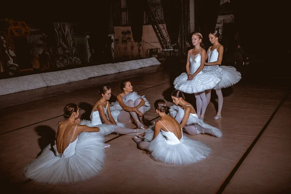 As sete bailarinas nos bastidores do teatro — Fotografia de Stock