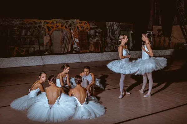 Las siete bailarinas entre bastidores del teatro — Foto de Stock