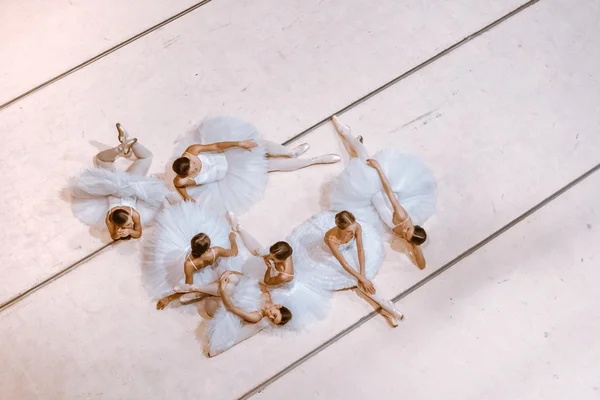 Las siete bailarinas en el suelo —  Fotos de Stock