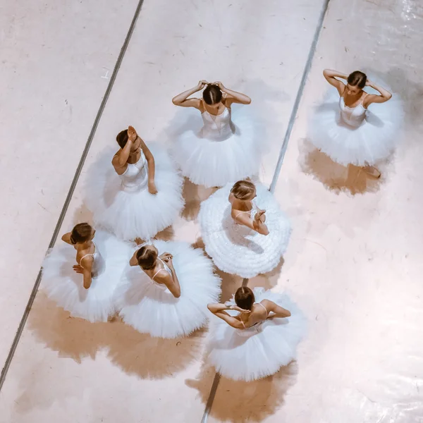 Le sette ballerine sul pavimento — Foto Stock