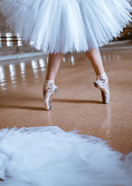 Os pés de close-up de bailarina jovem em sapatos pointe — Fotografia de Stock