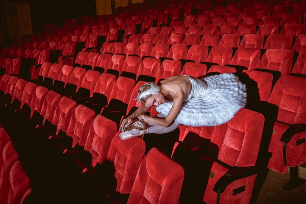 Bailarina sentada en el teatro del auditorio vacío — Foto de Stock