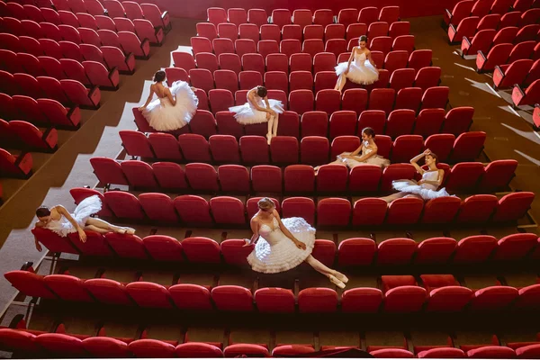 Μπαλαρίνες κάθεται στο κενό Αμφιθέατρο θέατρο — Φωτογραφία Αρχείου