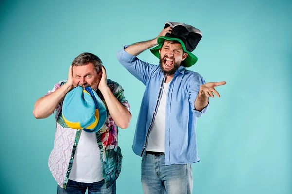 Die beiden Fußballfans über blau — Stockfoto