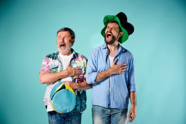 Mavi üzerinde milli marşı şarkı iki futbol taraftarları