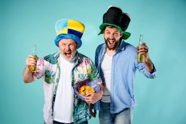 Mavi üzerinde iki futbol taraftarları