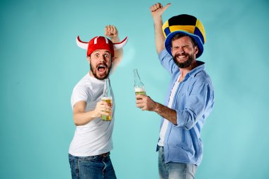 Mavi üzerinde iki futbol taraftarları