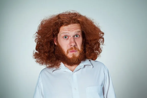 Retrato de un joven con expresión facial impactada — Foto de Stock