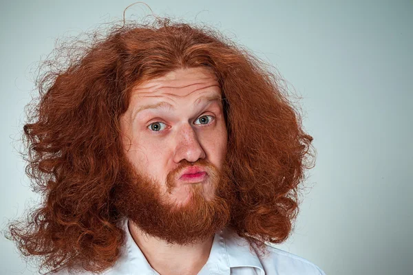 Retrato de jovem com expressão facial chocada — Fotografia de Stock