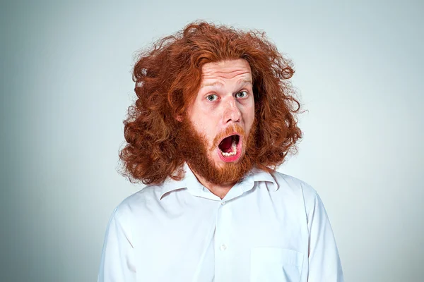 Portrait of young man with shocked facial expression — Stock Photo, Image
