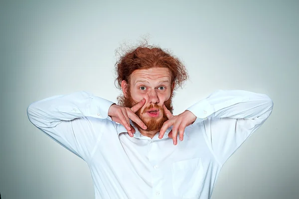 Retrato de un joven con expresión facial impactada — Foto de Stock