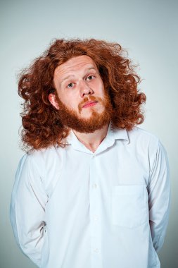 Genç adam bir yana bakan