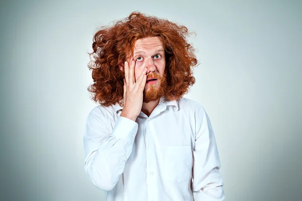 Der entmutigte junge Mann blickt in die Kamera — Stockfoto