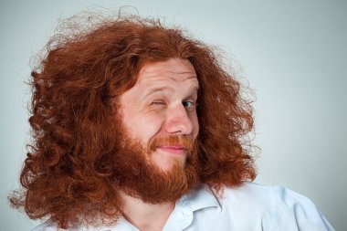 Genç adam kameraya bakan