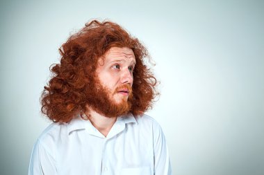 Genç adam yan bakan