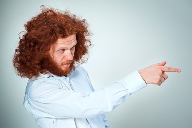 Genç adam bir şeyler gösteriyor