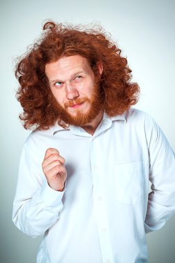 Genç adam bir yana bakan