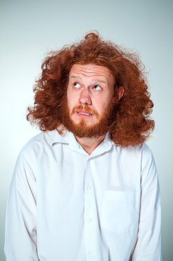 Genç adam bir yana bakan