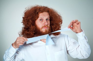 Kızgın adam kağıdı yırttı.