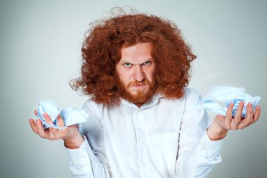 Kızgın adam kağıdı yırttı.