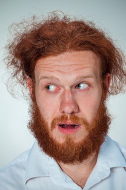 Genç adam bir yana bakan