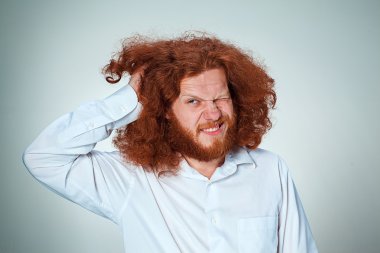 Kafasını sürtünme genç adam