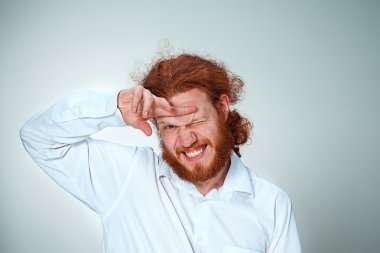 Genç adam kameraya bakan