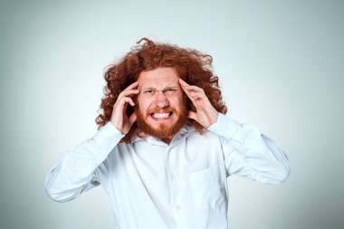 Başı ağrıyan stresli iş adamı