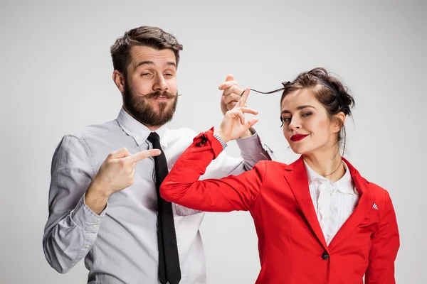 L'uomo e la donna d'affari che comunicano su uno sfondo grigio — Foto Stock