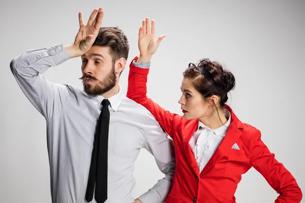 L'uomo e la donna d'affari che comunicano su uno sfondo grigio — Foto Stock