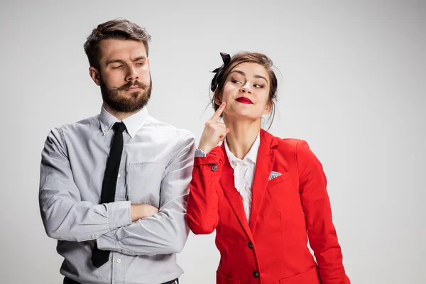 사업 남자와 여자는 회색 배경에 통신 — 스톡 사진