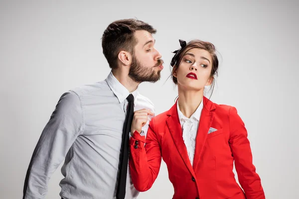 Den verksamhet man och kvinna kommunicera på en grå bakgrund — Stockfoto