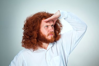 Uzak şakacı arayan genç adam