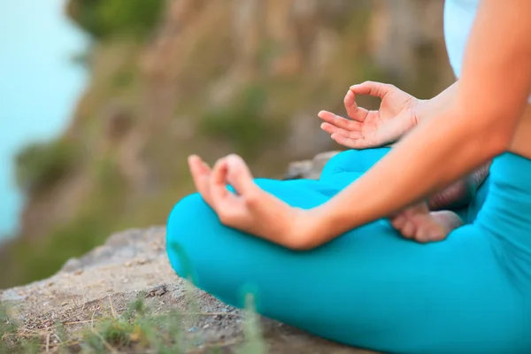 Genç kadın pratik yoga Nehri yakınında — Stok fotoğraf