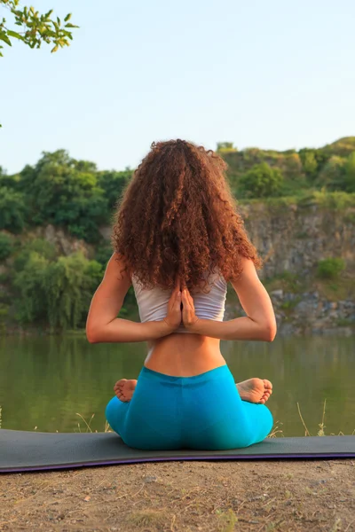 Genç kadın pratik yoga Nehri yakınında — Stok fotoğraf