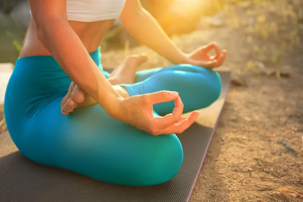 Ung kvinna utövar yoga — Stockfoto