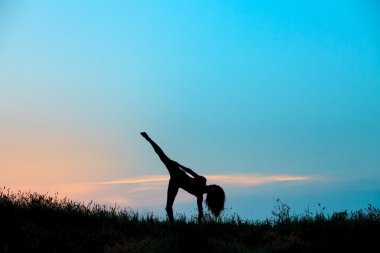 Genç kadın silüeti pratik yoga