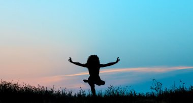 Genç kadın silüeti pratik yoga