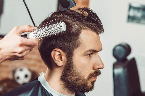 Die Hände des jungen Friseurs machen Friseur attraktiven Mann im Friseursalon — Stockfoto