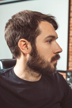 Genç adam kameraya bakan profili