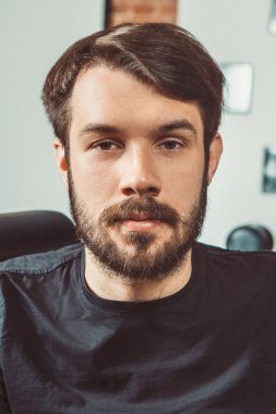 Genç adam kameraya bakan