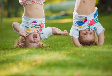Baş aşağı asılı iki küçük kız bebek