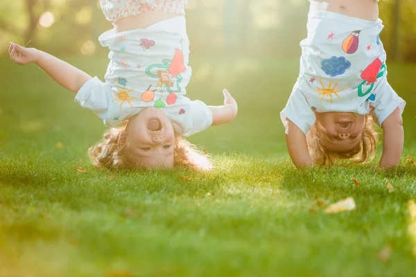 Le due bambine appese a testa in giù — Foto Stock