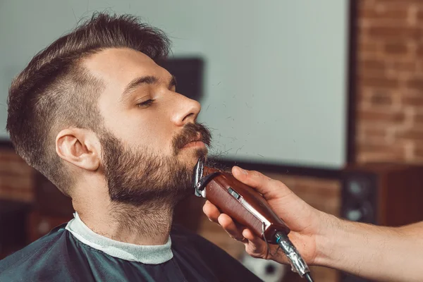 Cliente Hipster visitando barbearia — Fotografia de Stock