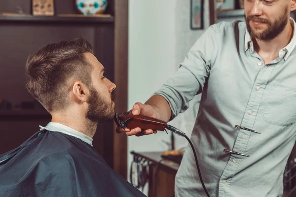 Hipster-Klient besucht Friseursalon — Stockfoto