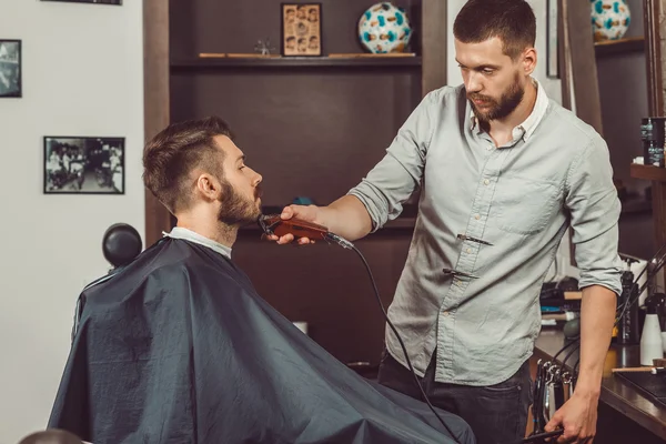 Hipster-Klient besucht Friseursalon — Stockfoto