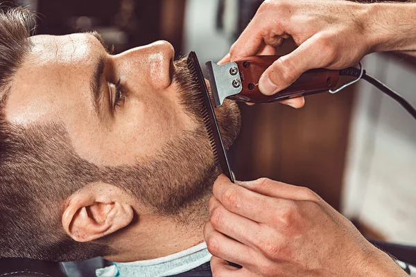 Hipster client visiting barber shop — Stock Photo, Image