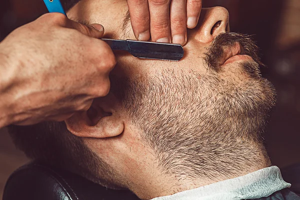 Hipster cliente visitando peluquería —  Fotos de Stock