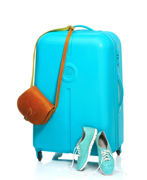La maleta azul, zapatillas, bolso de mano sobre fondo blanco . — Foto de Stock