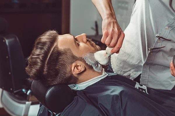 Hipster-Klient besucht Friseursalon — Stockfoto